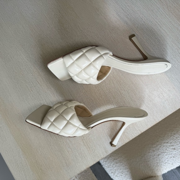 BOTTEGA VENETA 100%AUTHENTIC Embossed rubber slides Color Cream Size 38 - Picture 6 of 9